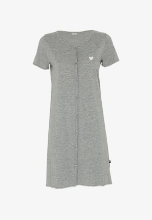 Camicia da notte grigia a maniche corte con bottoni, piccolo cuore bianco sul petto sinistro e bordi smerlati su maniche e orlo.