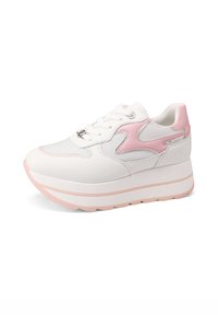 Sneaker bianca con accenti rosa, lati in rete e una suola spessa. Presenta lacci, punta rotonda e dettagli di cucitura sottili.