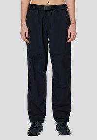 Czarne spodnie zewnętrzne o teksturowanym wykończeniu, z elastycznym paskiem w talii i regulowanym pasem. Posiadają kieszenie cargo i luźny krój dla wygody.