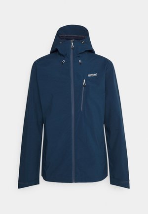 Veste imperméable bleu marine avec capuche, fermeture éclair frontale, poche poitrine zippée et logo Regatta Great Outdoors sur le côté gauche de la poitrine.