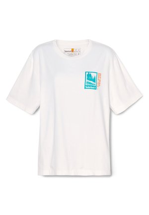 Biała koszulka Timberland z krótkim rękawem z turkusowo-pomarańczową grafiką outdoorową i napisem „Outdoor Since 1973” na lewej piersi.