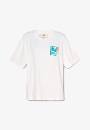 Hvid kortærmet Timberland T-shirt med turkis og orange udendørs grafik og teksten "Outdoor Since 1973" på venstre bryst.