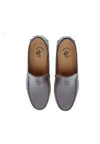 Grå läderskor i loafermodell, med en slät yta, rund tå, sömnad detaljer och en märkesinlägget. Platt sula för komfort.