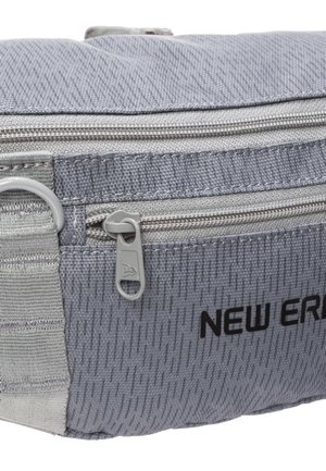 Grauer Stoffbeutel mit zwei Reißverschlüssen, Riemen und "NEW ERA" in Schwarz auf strukturierter Oberfläche gedruckt.