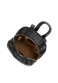 Zaino nero in paillettes con forma arrotondata, doppio manico e chiusura con zip. L'interno presenta una fodera in tessuto liscio con stampa del marchio.