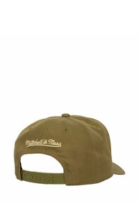 Olivgrüne Kappe mit strukturiertem Design, ausgestattet mit einer weichen Stoffstruktur, gesticktem "Mitchell & Ness"-Logo und einem verstellbaren Kunststoffriemen.