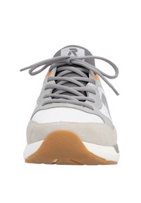 Grauer und weißer Sneaker aus Wildleder- und Mesh-Materialien. Verfügt über graue Schnürsenkel, einen orangen Akzent und eine strukturierte Gummisohle.
