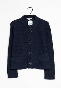 Granatowy sweter robiący na drutach z okrągłym kołnierzem, sześcioma czarnymi guzikami i dwiema kieszeniami z przodu, które mają fakturowany wzór oraz ściągacze.