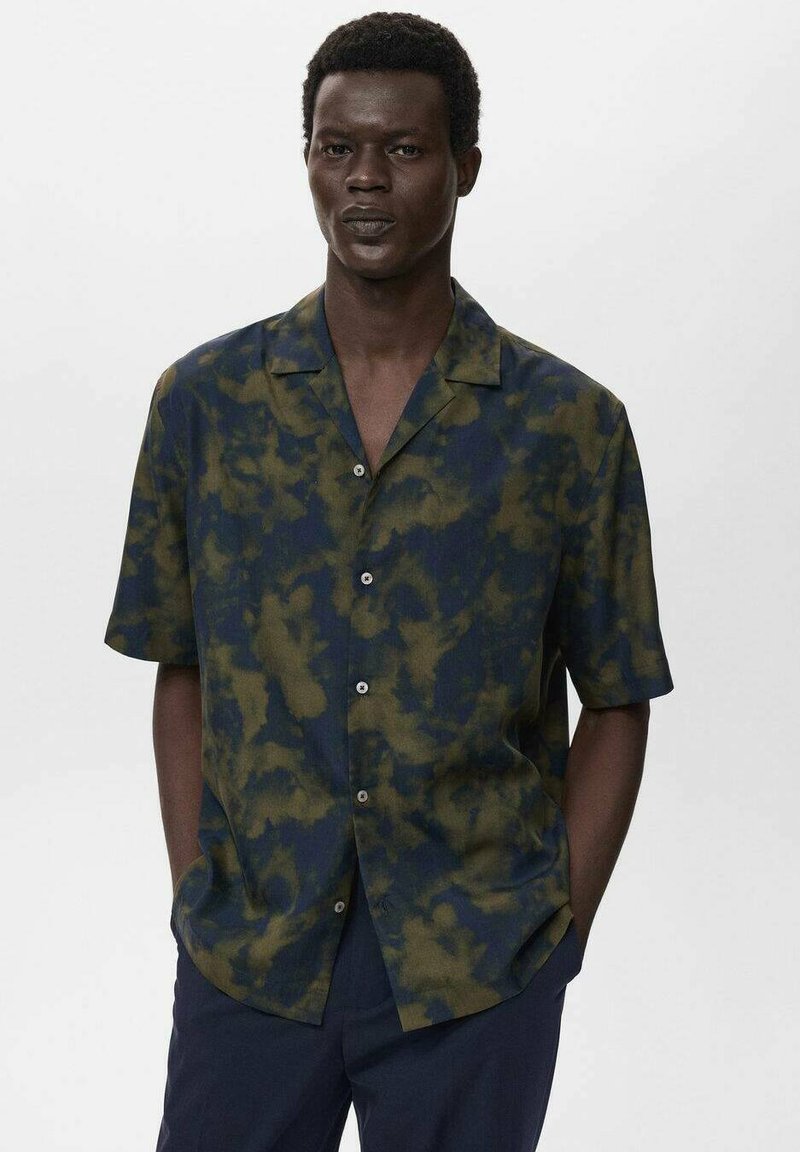 Korte mouwen overhemd in donkerblauw met een groen abstract patroon, gemaakt van lichtgewicht stof; beschikt over een knoopsluiting aan de voorkant en een camp collar.