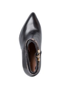 Svart läderankelboot med spetsig tå, sidodragkedja och guldaccenter. Har en texturerad krage för extra detaljer.