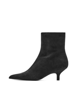 Stivale alla caviglia in suede nero con punta a punta, tacco sottile, texture liscia e design elegante, caratterizzato da un colore uniforme e senza ulteriori dettagli.