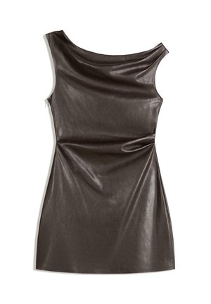 Abito senza maniche di colore marrone scuro, realizzato in morbido similpelle, con scollo drappeggiato e silhouette aderente con orlo angolare.