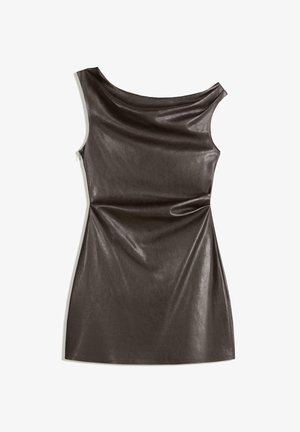 Abito senza maniche di colore marrone scuro, realizzato in morbido similpelle, con scollo drappeggiato e silhouette aderente con orlo angolare.