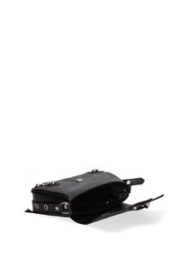 Borsa in pelle nera con superficie testurizzata, dotata di accessori in metallo argentato, un compartimento aperto e un design di chiusura unico con borchie.