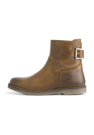 Bottine en cuir marron avec une finition lisse, bout rond, panneau élastique sur le côté et accent de boucle en argent sur la cheville extérieure.