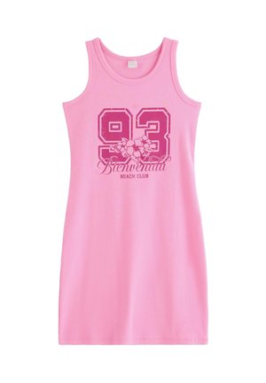 Pink ærmeløs ribbet kjole med mørk pink tekst "93 Bienvenida Beach Club" og blomsterdesign foran.