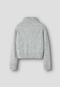 Harmaa lyhyt neule, jossa on ribbineulottu poolokaulus ja käännetyt hihansuut, valmistettu pehmeästä materiaalista, sileä pinta ja minimalistinen muotoilu.