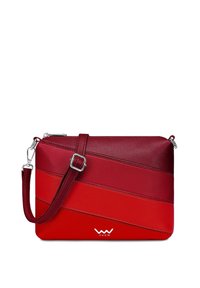 Červená a burgundská kožená crossbody taška s diagonálními pruhy, nastavitelným popruhem, stříbrnými detaily a logem na spodní straně.