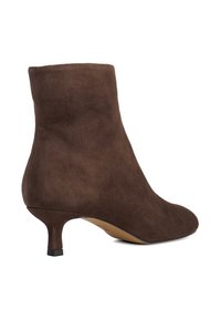 Bottine en suède marron avec un tige ajustée, un bout pointu et un talon fin et bas. Texture lisse sans motifs ni accents visibles.