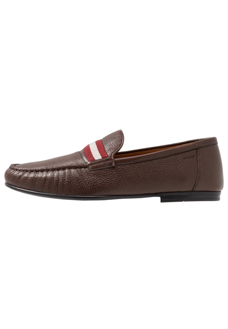 Mocassins en cuir marron avec une finition texturée, présentant un accent rayé rouge et blanc sur la partie supérieure et une semelle plate noire.