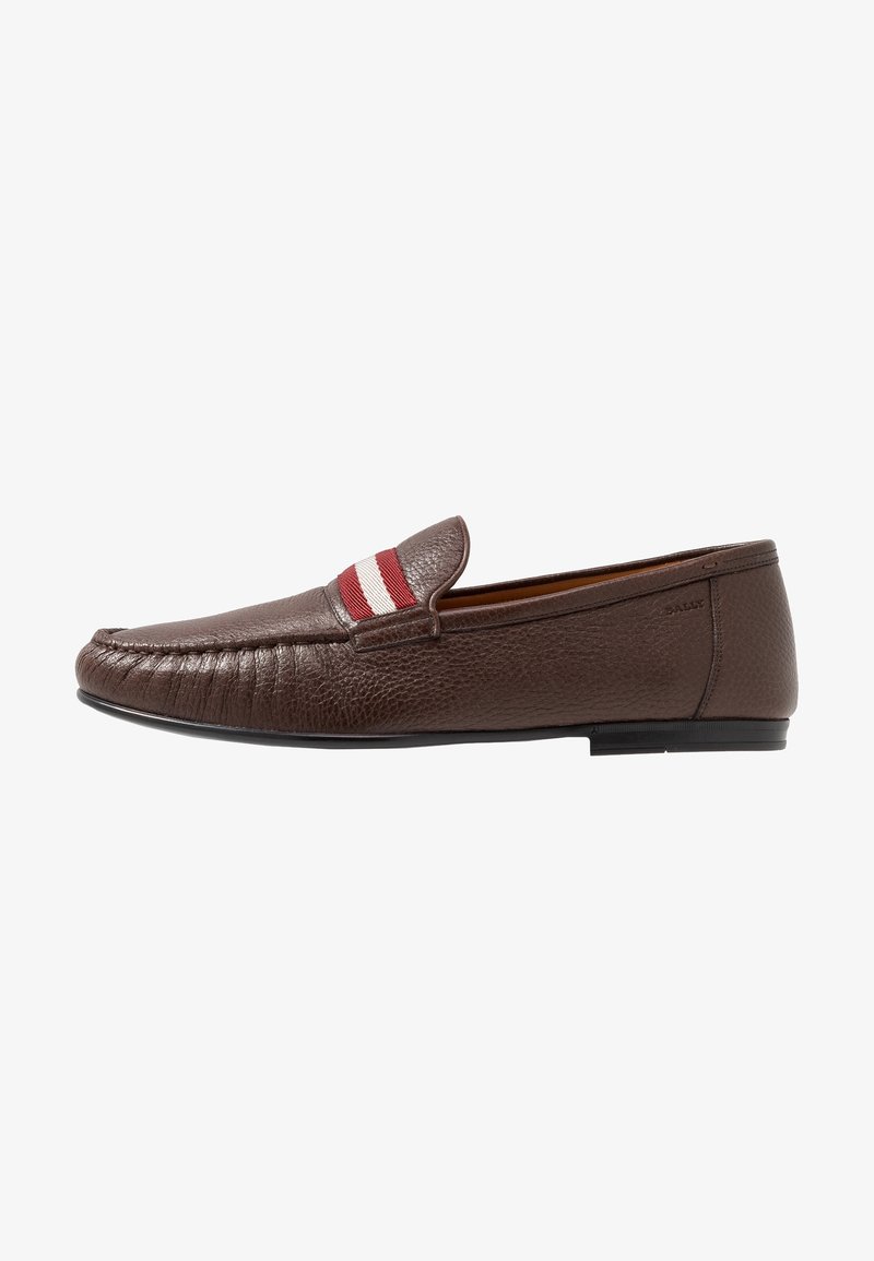 Mocassins en cuir marron avec une finition texturée, présentant un accent rayé rouge et blanc sur la partie supérieure et une semelle plate noire.