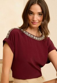 Love & Roses ROLL SLEEVE - REGULAR FIT - Camicetta - embelished burgundy red