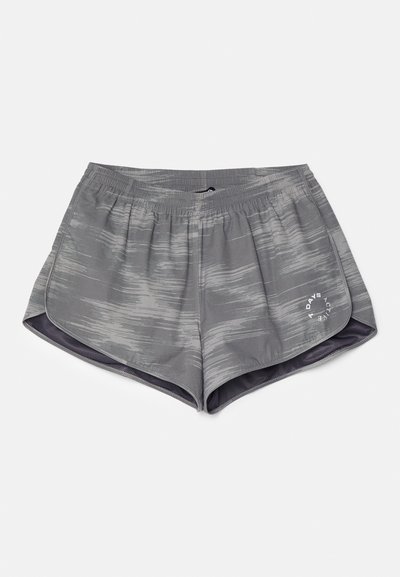 Shorts de sport gris avec un motif ondulé, taille élastique et fentes latérales pour plus de flexibilité. Présente un petit logo blanc sur l'ourlet.