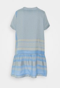 Světle modré šaty s krátkými rukávy; mají texturované vzory a pruhovaný design v různých odstínech modré a světle béžové. Rozšířený lem.