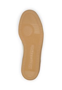 Gummi-Sohle mit einer strukturierten Oberfläche, die Muster aus horizontalen Linien und Kreisen aufweist. Geprägtes Branding mit der Aufschrift "Marc O'Polo."