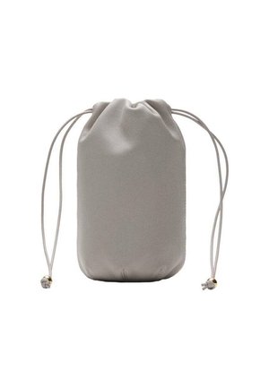 Grau farbene Zugsaumtasche aus glattem Stoff. Zylindrische Form mit gerafftem oberen Teil und zwei langen Zugbändern, die mit kleinen goldenen Akzenten verziert sind.