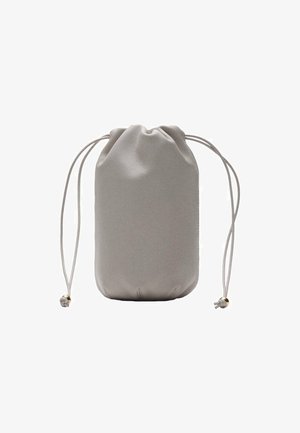 Grijze trekzak van gladde stof. Cilindrische vorm met een gathered bovenkant en twee lange trekkoorden met kleine gouden accenten.