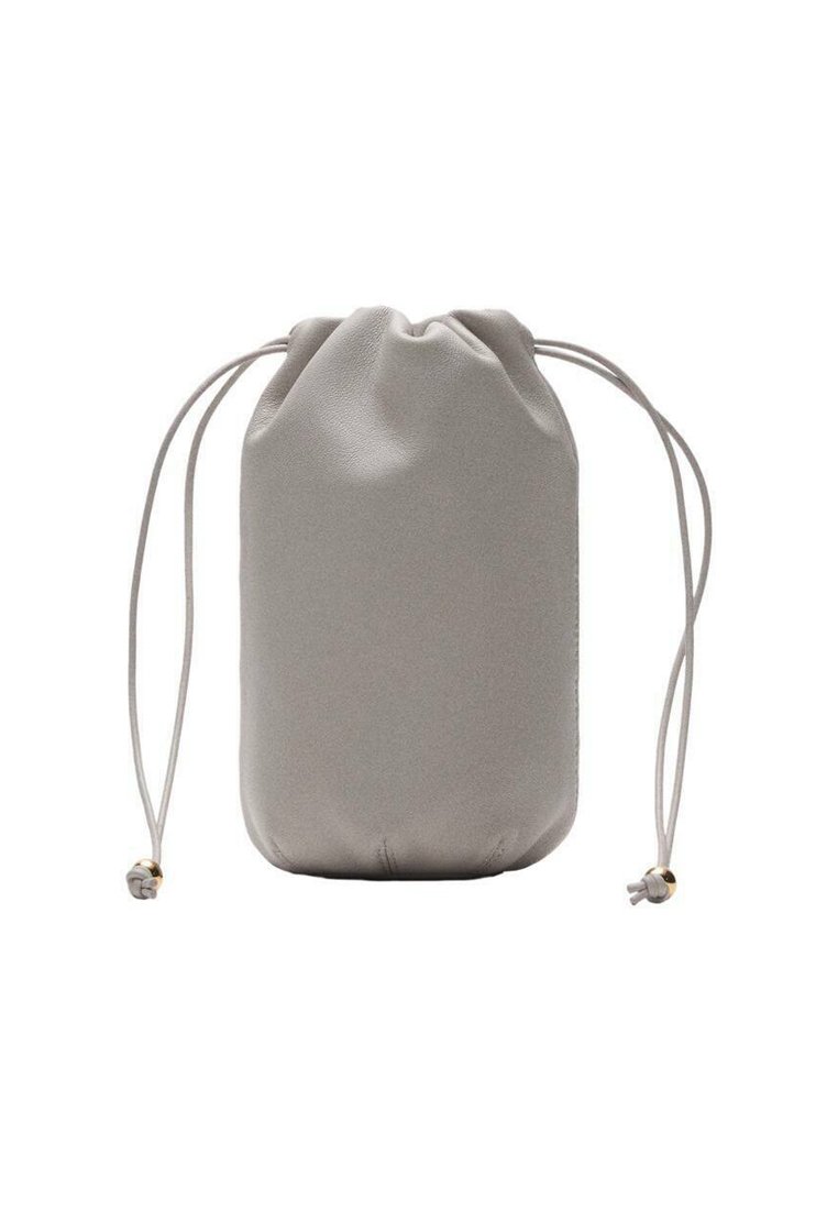Sacchetto grigio con coulisse realizzato in tessuto liscio. Forma cilindrica con parte superiore arricciata e due lunghe coulisse con piccoli accenti dorati.