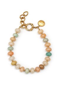 Pulsera de cuentas hecha de piedras en tonos pastel, intercaladas con acentos dorados. Presenta un cierre dorado y una pequeña etiqueta redonda.