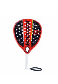 Babolat padelbat med et rødt og sort design, der har runde perforeringer og et struktureret greb. Inkluderer en håndledsstrop for sikkerhed.