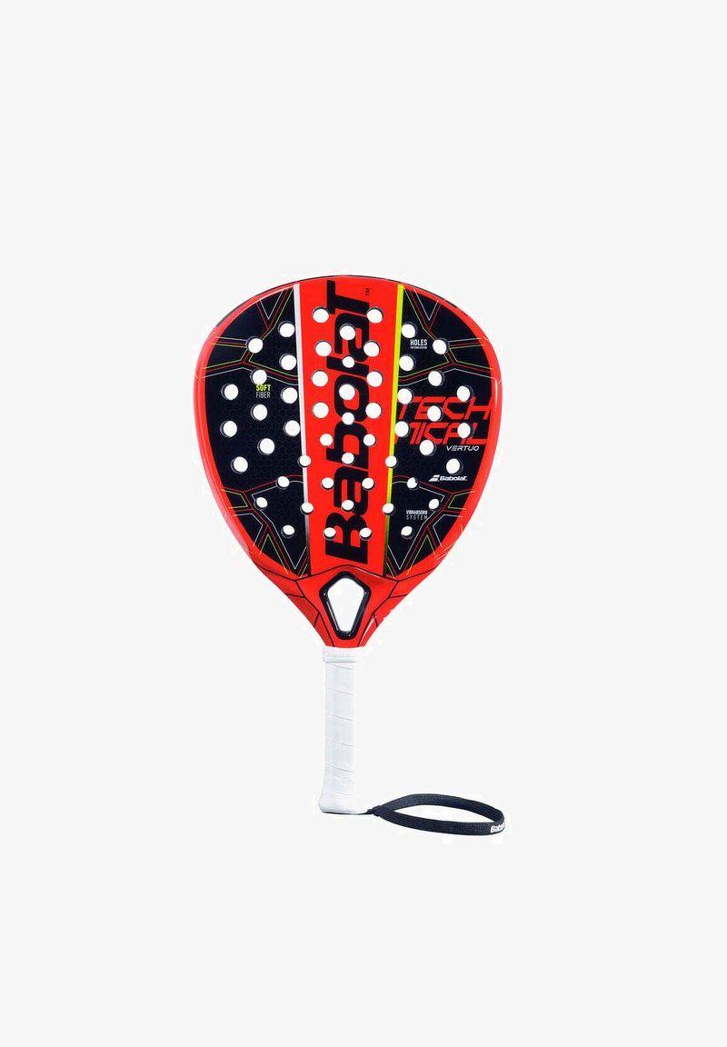 Babolat padelbat med et rødt og sort design, der har runde perforeringer og et struktureret greb. Inkluderer en håndledsstrop for sikkerhed.