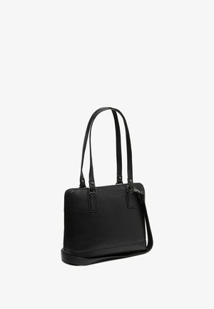 Schwarze Lederhandtasche mit doppelten Obergriffen und einem abnehmbaren Schulterriemen. Sie zeichnet sich durch ein schlankes Design, eine glatte Textur und minimalistische Hardware-Accents aus.