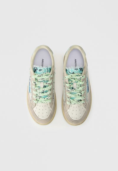 Adidași din suede gri deschis, cu vârf perforat, șireturi texturate de culoare verde mentă și interior albastru cu pattern. Accente ușor desfăcute și talpă din cauciuc.