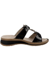 Sandali slide in pelle verniciata nera con due fasce larghe, una soletta curva e una suola in gomma nera texturizzata. Presentano un dettaglio con fibbia metallica.