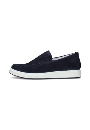 Mocassino da uomo slip-on in camoscio blu navy con suola in gomma bianca, cuciture nella parte anteriore e tacco basso, mostrato dal lato esterno su sfondo bianco.