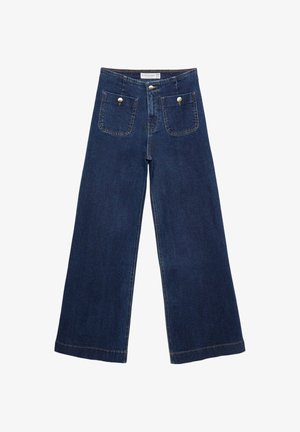 Jean large bleu foncé en denim, avec deux poches avant ornées de boutons décoratifs et un ourlet droit.