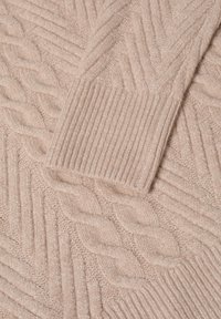 Beige Kabelstrickpullover mit strukturiertem Muster und gerippten Bündchen, aus weicher Wolle mit einem gemütlichen Erscheinungsbild.