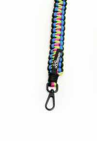 Paracord band in blauw, groen en roze met een zwarte clip. De webbing heeft een gestructureerde afwerking, met een logo-tag nabij de clip voor identificatie.
