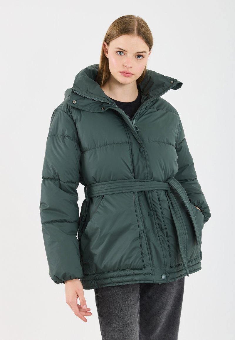 Groene pufferjack met capuchon, een ceintuur in de taille, knopen- en ritssluiting, en een gewatteerde textuur. Voorzien van grote zijzakken.