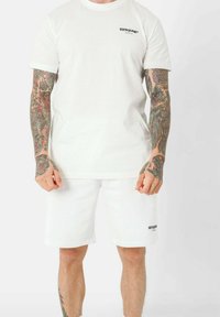 Unselected, white