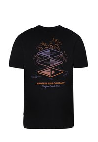 Zwarte katoenen t-shirt met een kleurrafische afbeelding van surfplanken, palmbomen en tekst. De tekst bevat "Protest Surf Company" en andere details.