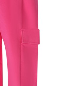 Pantaloni cargo rosa con una texture liscia, dotati di una tasca laterale e cuciture pulite. Il materiale sembra leggero e traspirante.