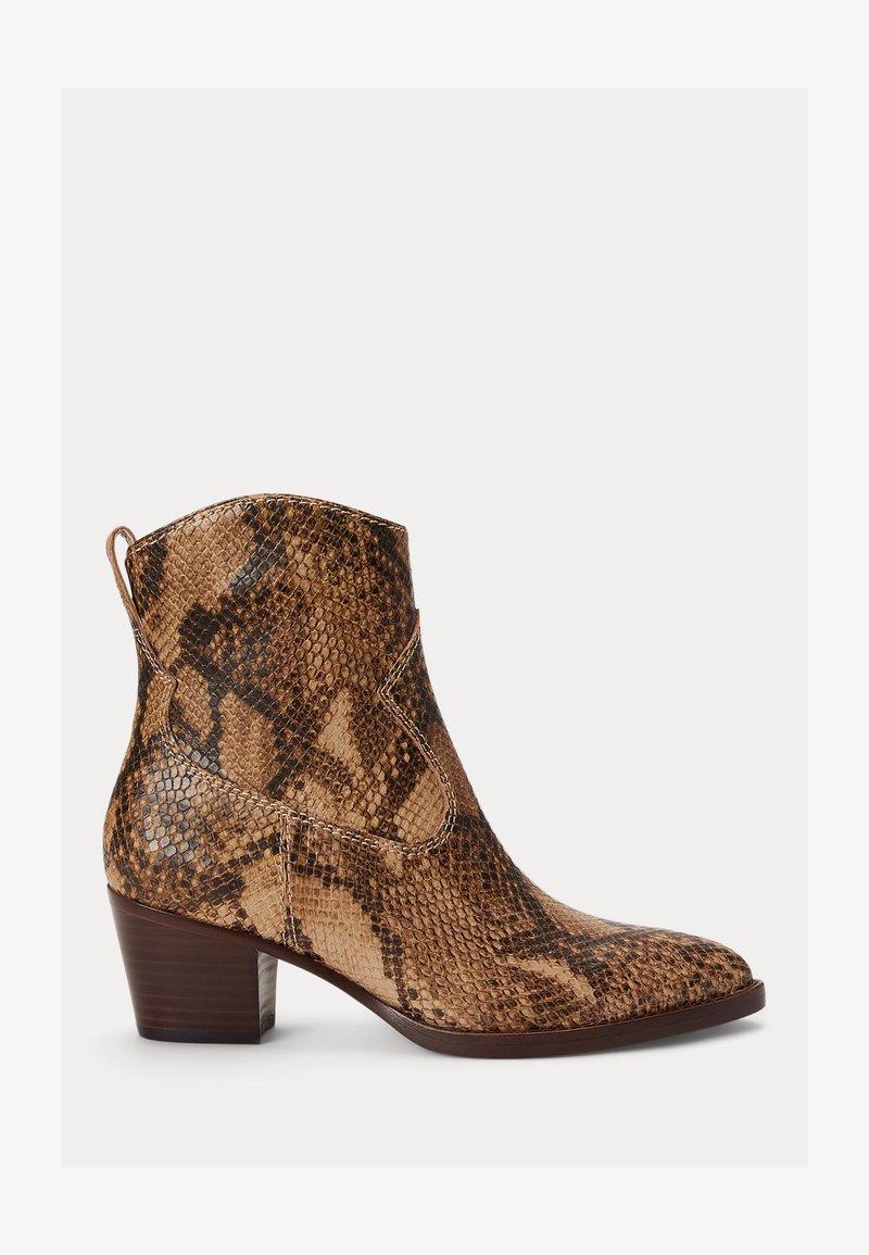 Bottine femme montant à la cheville avec motif peau de serpent marron et noir, bout pointu, languette de traction et talon épais superposé.