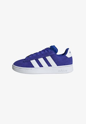 Sneaker in suede viola con design a tre strisce bianche, suola piatta in gomma bianca e accenti blu sulla linguetta e sulla fodera.