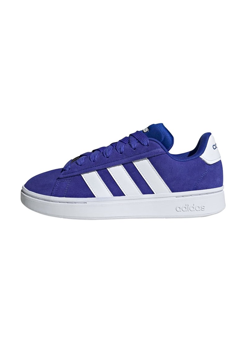 Sneaker in suede viola con design a tre strisce bianche, suola piatta in gomma bianca e accenti blu sulla linguetta e sulla fodera.