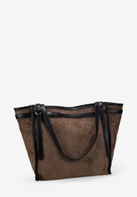 Bolso tote de ante marrón con acentos de cuero negro, que cuenta con dos asas superiores y un diseño espacioso y abierto para un fácil acceso.